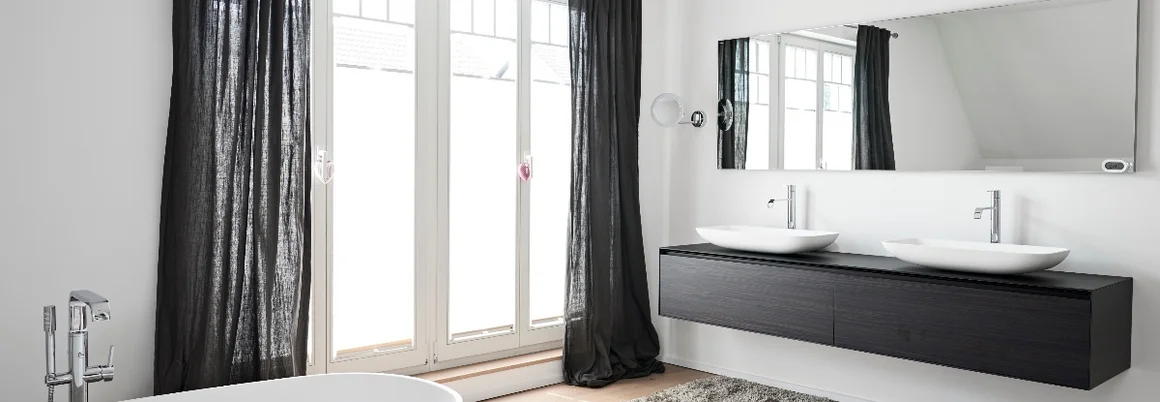 Modernes Badezimmer mit Doppelwaschbecken und Badewanne